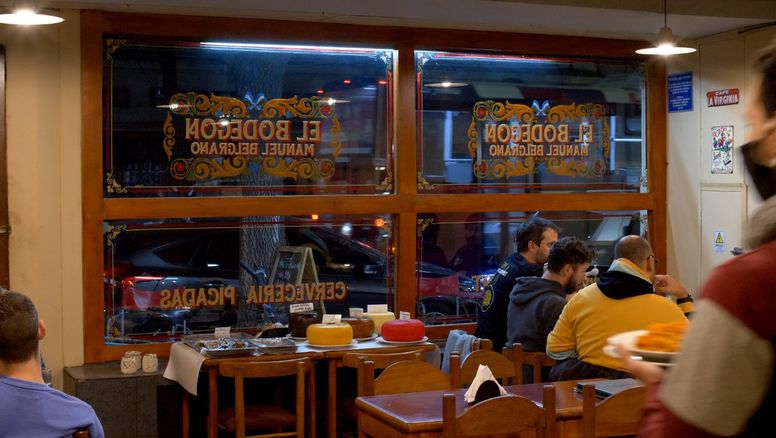 El bodegón de Buenos Aires que arrasa por sus platos abundantes y económicos