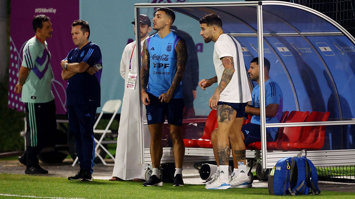 Lionel Scaloni tiene el plantel a disposición y Argentina practicó en Doha pero Francia ya ‘calienta’ el duelo de este domingo (18/12). (Foto: Noticias Argentinas/REUTERS)