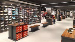 Importante outlet ofrece descuentos increíbles en zapatillas y ropa. Importante outlet ofrece descuentos increíbles en zapatillas y ropa.