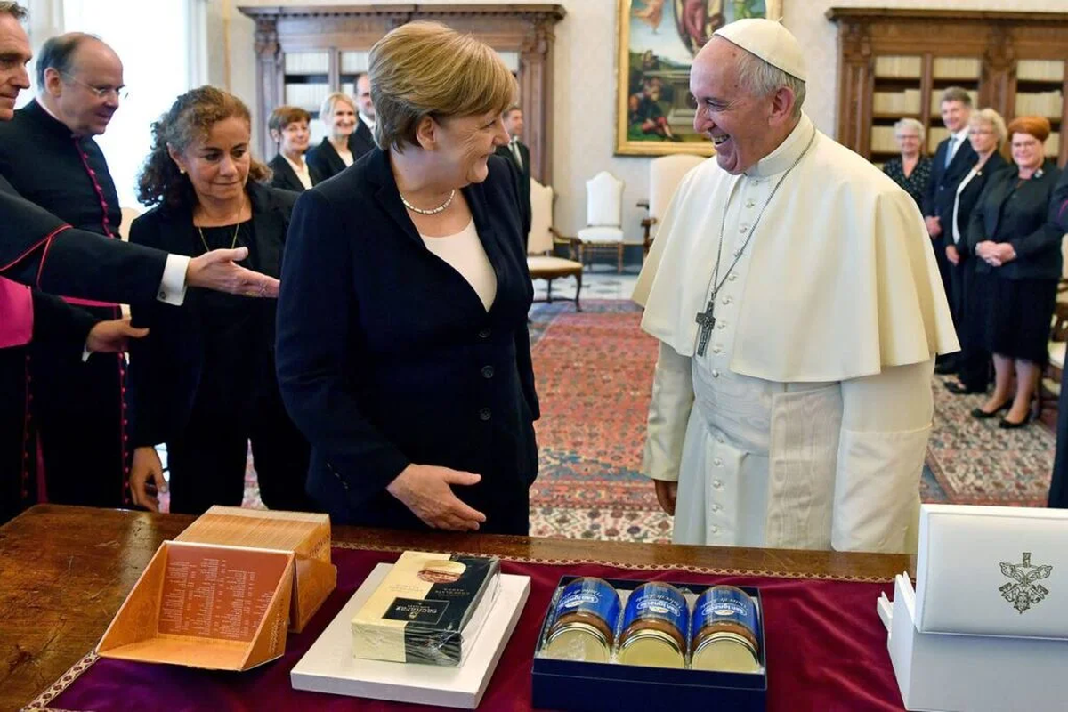 En junio de 2017 Angela Merkel le llevó al papa Francisco tres frascos de dulce de leche San Ignacio. En junio de 2017 Angela Merkel le llevó al papa Francisco tres frascos de dulce de leche San Ignacio.