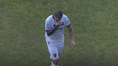 Fastidio en Newell´s: En su debut, Darío Benedetto se fue lesionado sin llegar al entretiempo