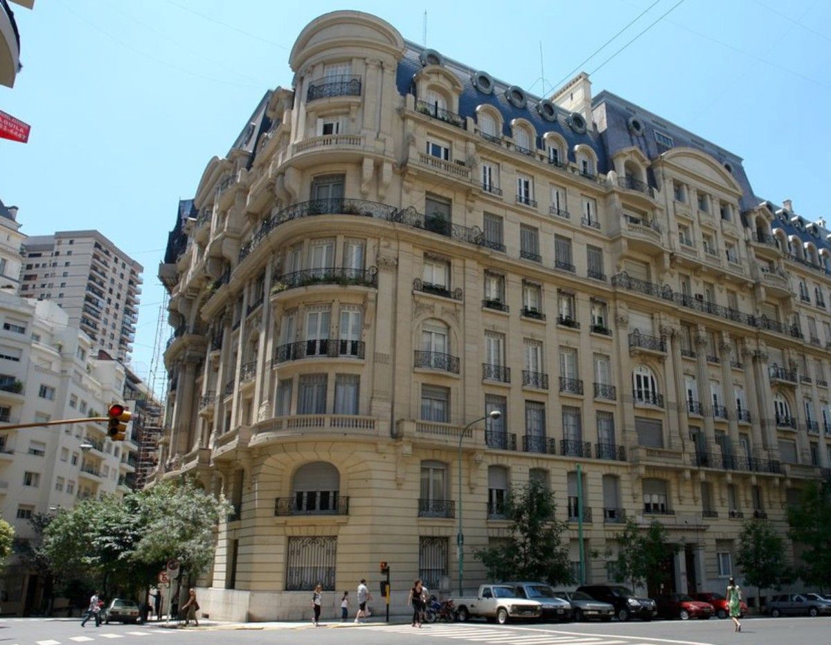 Palacio Estrugamou, alguna vez Clarín lo llamó "conventillo de lujo". Palacio Estrugamou, alguna vez Clarín lo llamó "conventillo de lujo".