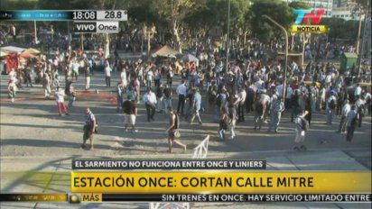 Sin trenes para volver, los usuarios furiosos cortaron las calles de Once