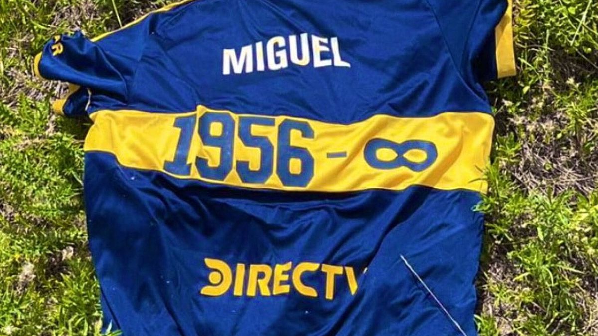 Un productor rural de Uruguay encontró en su campo la camiseta de homenaje a Miguel Ángel Russo que Boca lanzó al cielo en La Bombonera. Un productor rural de Uruguay encontró en su campo la camiseta de homenaje a Miguel Ángel Russo que Boca lanzó al cielo en La Bombonera.