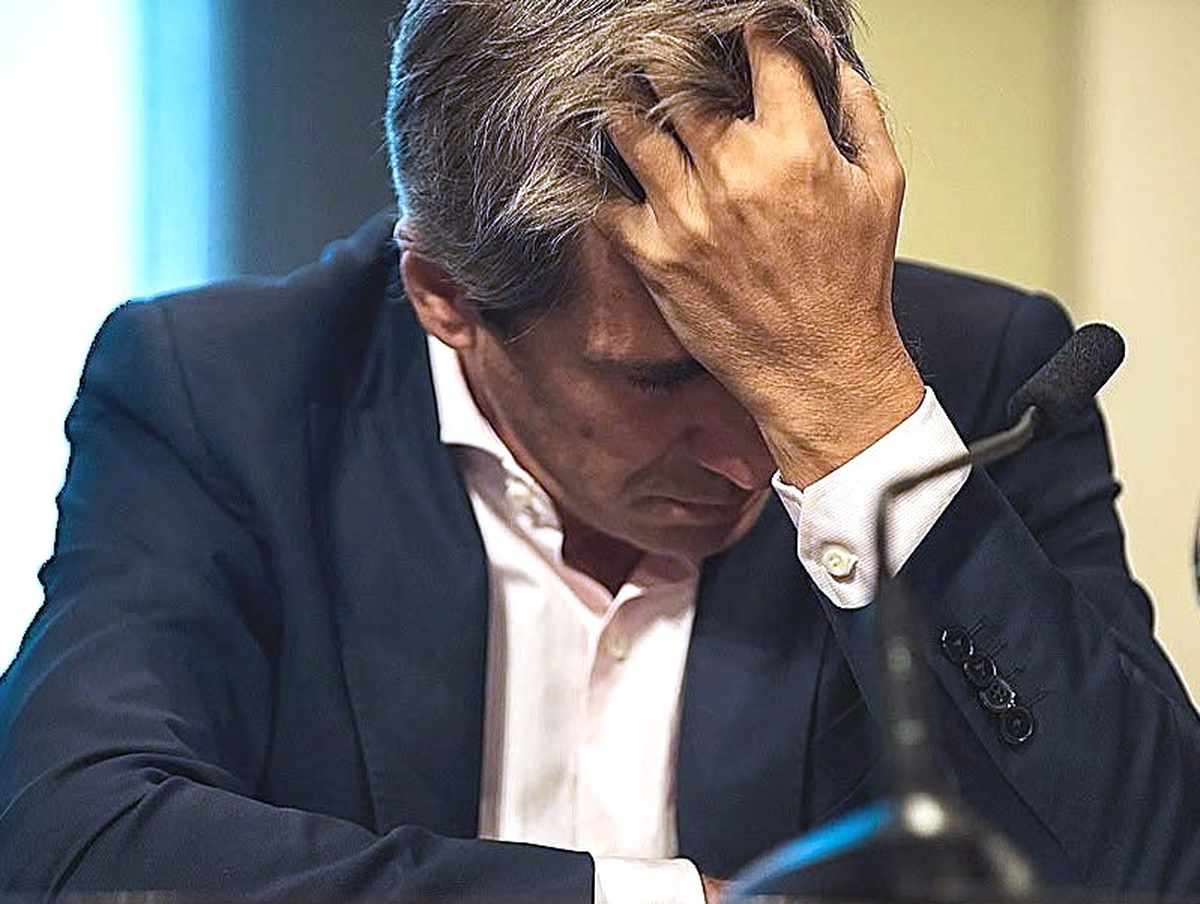El ministro de Economía del Gobierno de Javier Milei, Luis Caputo, calculó mal los dólares que los argentinos guardan bajo el cholchón. Hay muchos más... El ministro de Economía del Gobierno de Javier Milei, Luis Caputo, calculó mal los dólares que los argentinos guardan bajo el cholchón. Hay muchos más...