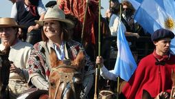 Patricia Bullrich llegó con poncho y a caballo a San Nicolás, para sumarse a la protesta del campo.