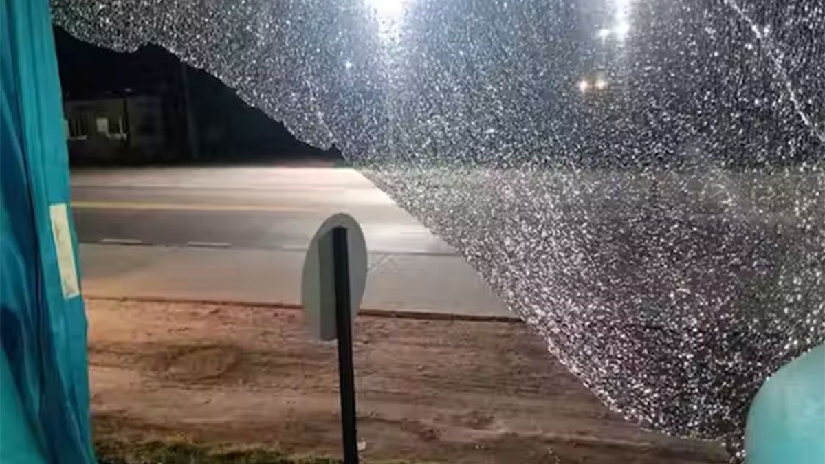 El micro que trasladaba a losdirigentes, empleados, hinchas y periodistas de Racing de Cba fue atacado apiedrazos tras el partido con River. (Foto: Gentileza: La Voz)