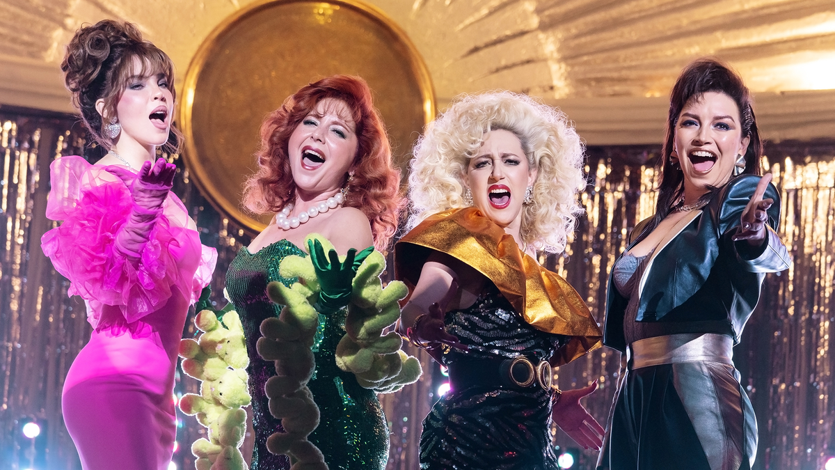 No te pierdas esta miniserie llena de misterio, música ochentosa y personajes que te van a atrapar desde el primer capítulo. Disponible ya en Prime Video, es el plan ideal para este finde largo. No te pierdas esta miniserie llena de misterio, música ochentosa y personajes que te van a atrapar desde el primer capítulo. Disponible ya en Prime Video, es el plan ideal para este finde largo.