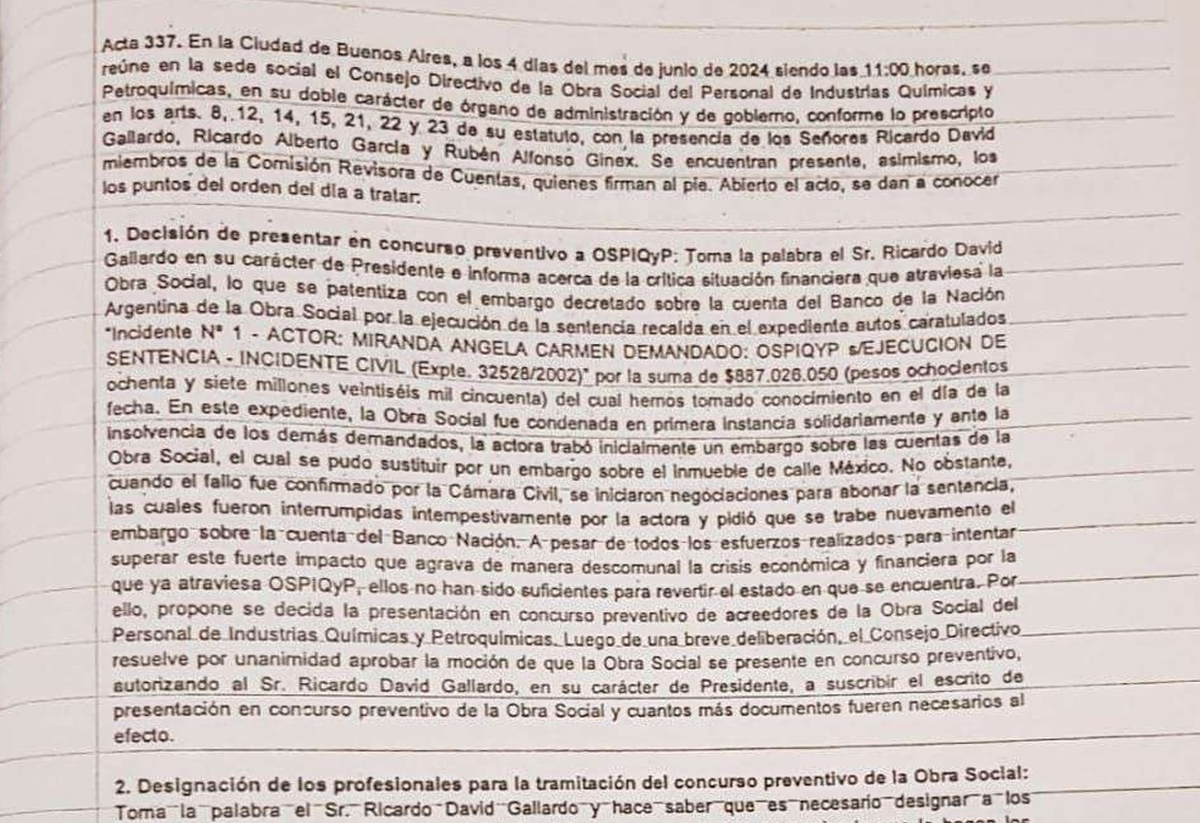 En el Acta 337 del 4 de junio 2024 del Consejo Directivo de la OSPIQyP, Ricardo Gallardo, expone sobre la crítica situación de la obra social a raíz del embargo sobre la cuenta del Banco Nación que dictaminó la Justicia por un juicio por mala praxis que encara Angela Miranda como familiar del fallecido xxx Benítez. Y mociona, que por la insolvencia económica financiera que presenta la prestataria de salud, se encare un concurso preventivo. Imagen tomada del sitio 'InfoGremiales'. En el Acta 337 del 4 de junio 2024 del Consejo Directivo de la OSPIQyP, Ricardo Gallardo, expone sobre la crítica situación de la obra social a raíz del embargo sobre la cuenta del Banco Nación que dictaminó la Justicia por un juicio por mala praxis que encara Angela Miranda como familiar del fallecido xxx Benítez. Y mociona, que por la insolvencia económica financiera que presenta la prestataria de salud, se encare un concurso preventivo. Imagen tomada del sitio 'InfoGremiales'.