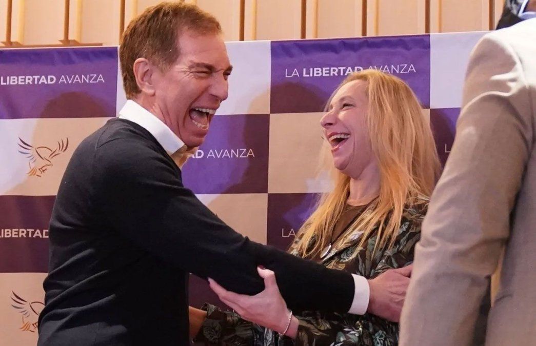 Diego Santilli, ganador de la elección legislativa bonaerense como cabeza de lista de LLA festejando con Karina Milei. Diego Santilli, ganador de la elección legislativa bonaerense como cabeza de lista de LLA festejando con Karina Milei.