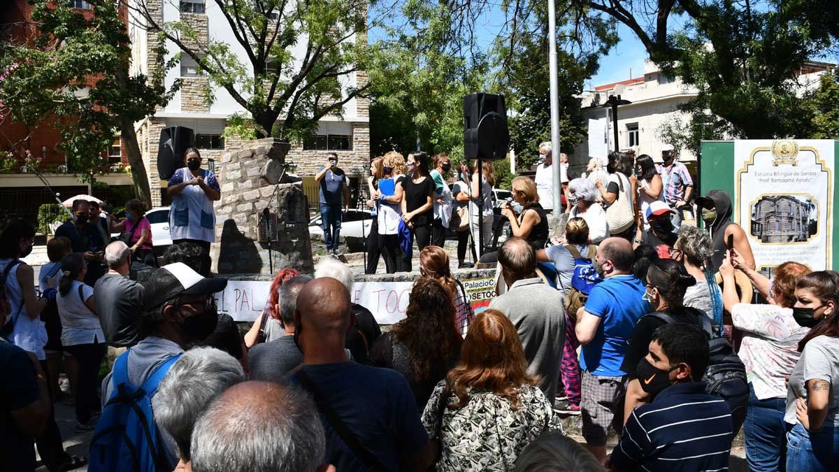 Protesta de vecinos y comunidad de la escuela Bartolomé Ayrolo en el palacio Ceci.