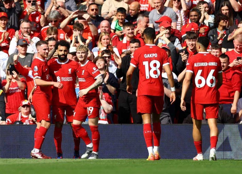 Liverpool, lider de la Premier League, recibe al Aston Villa del Dibu Martínez.