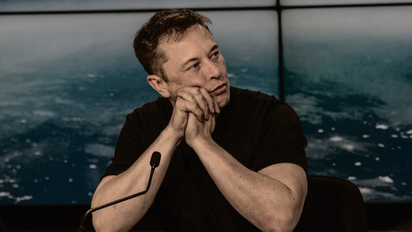 Elon Musk deslumbra a la MET Gala pero por su acompañante