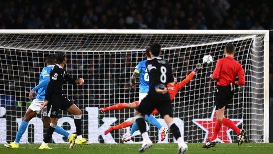 Joao Pedro y el momento exacto del empate 2 a 2, luego puso el 3 a 2. Joao Pedro y el momento exacto del empate 2 a 2, luego puso el 3 a 2.