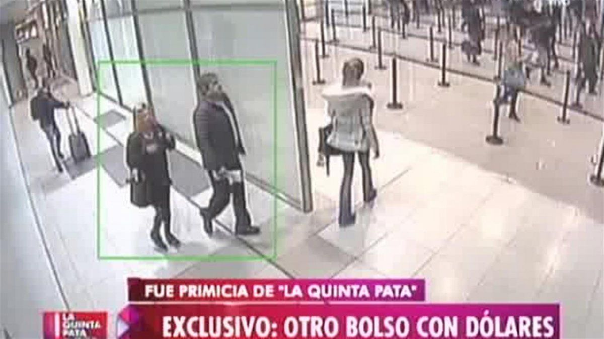 Nicolás Fernández y su mujer en Ezeiza, en el video que presentó la TV Pública.