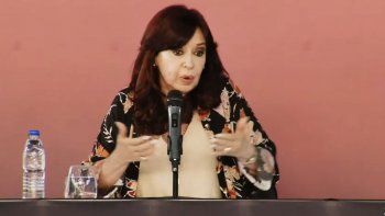 suicidio en masa: cfk le escupio el asado a maximo y larroque (y rescato a wado) suicidio en masa: cfk le escupio el asado a maximo y larroque (y rescato a wado)