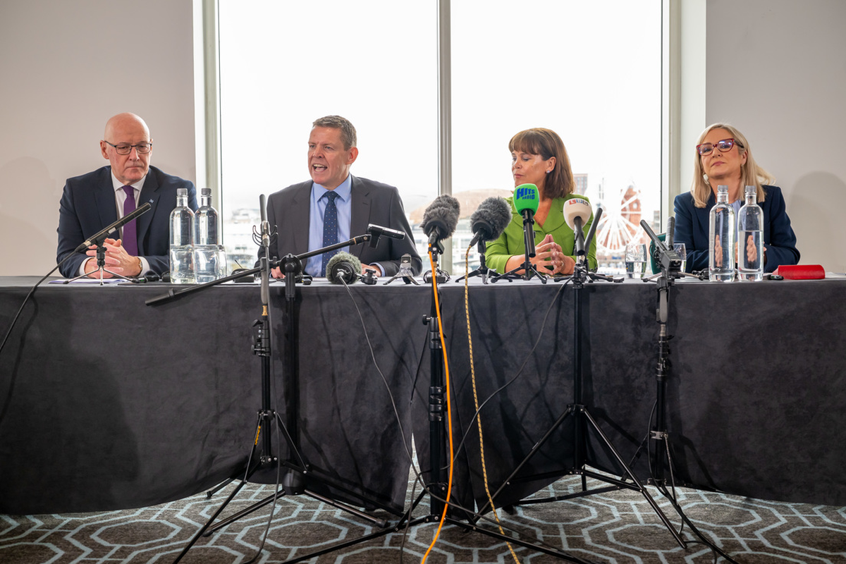 De izquierda a derecha: el primer ministro de Escocia, John Swinney; el primer ministro de Gales, Rhun ap Iorwerth; la presidenta del Sinn Féin, Mary Lou McDonald, y la primera ministra de Irlanda del Norte, Michelle O'Neill, en Cardiff, el 14 de septiembre. De izquierda a derecha: el primer ministro de Escocia, John Swinney; el primer ministro de Gales, Rhun ap Iorwerth; la presidenta del Sinn Féin, Mary Lou McDonald, y la primera ministra de Irlanda del Norte, Michelle O'Neill, en Cardiff, el 14 de septiembre.