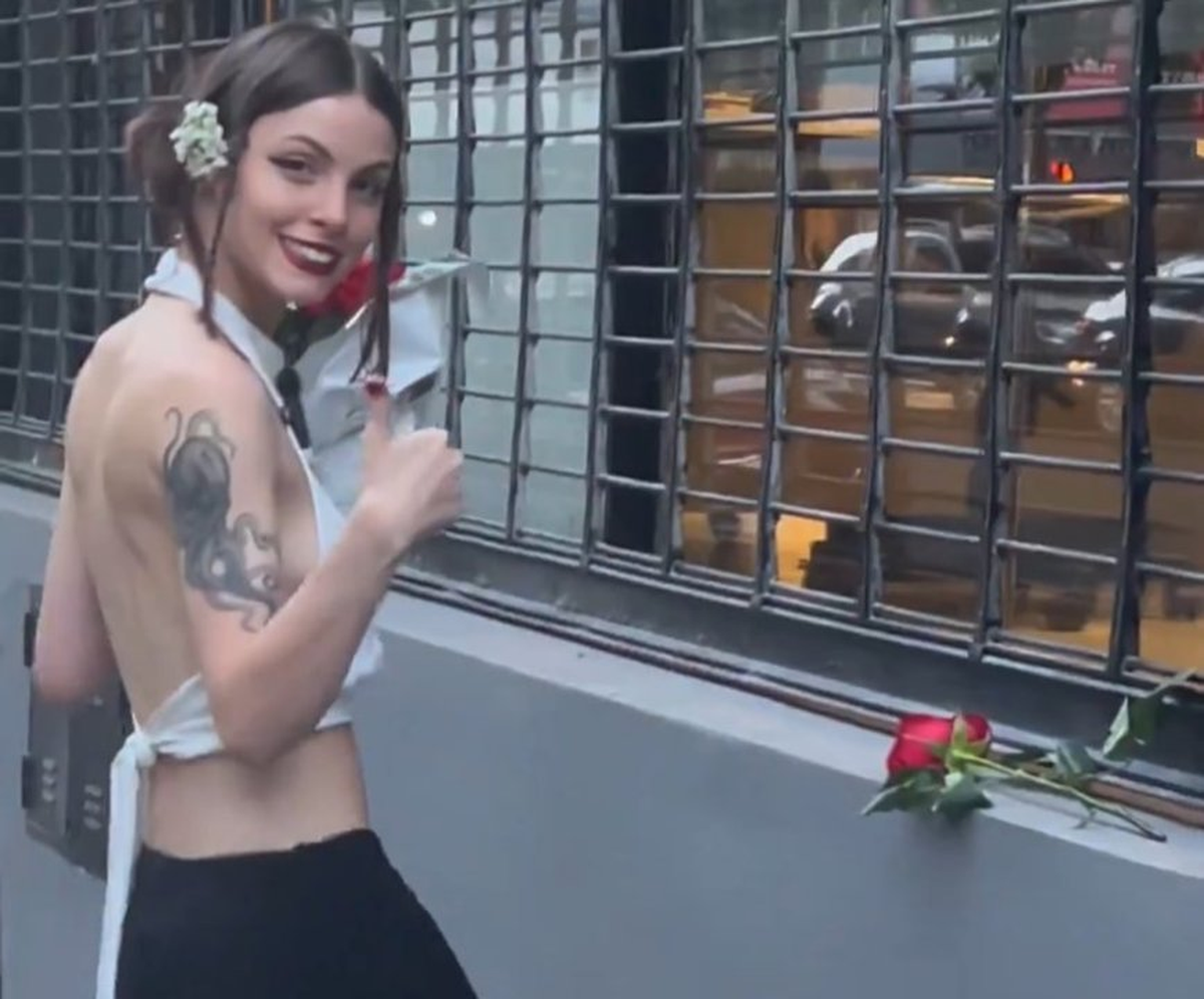 La influencer Marilú se hizo viral burlándose de los despedidos del Estado y dejándole rosas a la AFIP, y ahora, admite su error tras caer en una estafa, mostrándose vulnerable y contradictoria. La influencer Marilú se hizo viral burlándose de los despedidos del Estado y dejándole rosas a la AFIP, y ahora, admite su error tras caer en una estafa, mostrándose vulnerable y contradictoria.