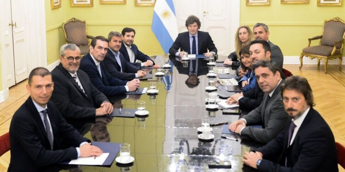 ¿La mesa de la traición? Diputados radicales junto a Javier Milei en Casa Rosada ¿La mesa de la traición? Diputados radicales junto a Javier Milei en Casa Rosada
