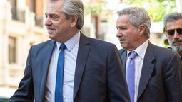 Felipe Solá, detrás de Alberto Fernández, durante una gira.Ahora el Presidente eligió quedarse en Argentina y no viajar a México pararearmar el gabinete.