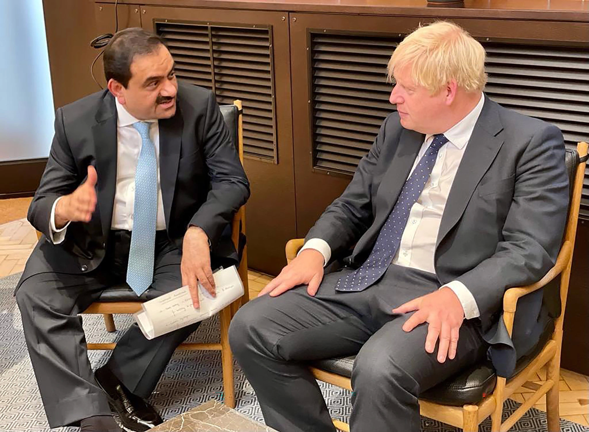 Gautam Adani y Boris Johnson.