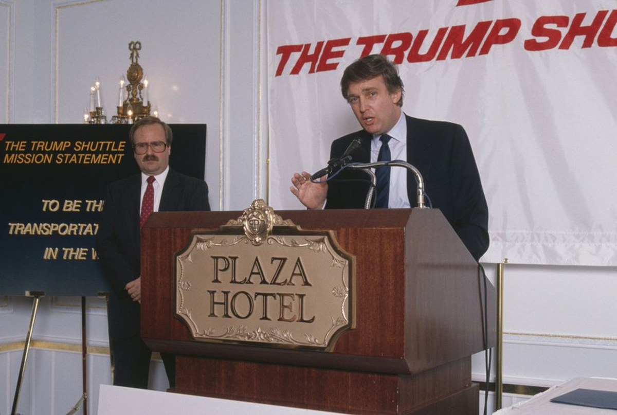 En poco tiempo, Donald Trump hizo crecer enormemente su imperio de propiedades inmobiliarias, entre las que había hoteles de lujo, como el Plaza, y casinos. En poco tiempo, Donald Trump hizo crecer enormemente su imperio de propiedades inmobiliarias, entre las que había hoteles de lujo, como el Plaza, y casinos.
