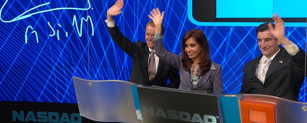 La presidenta Cristina Fernandez de Kirchner, en el cierre de las operaciones en el mercado Nasdaq, New York (22/09/2008). FOTO: PRESIDENCIA