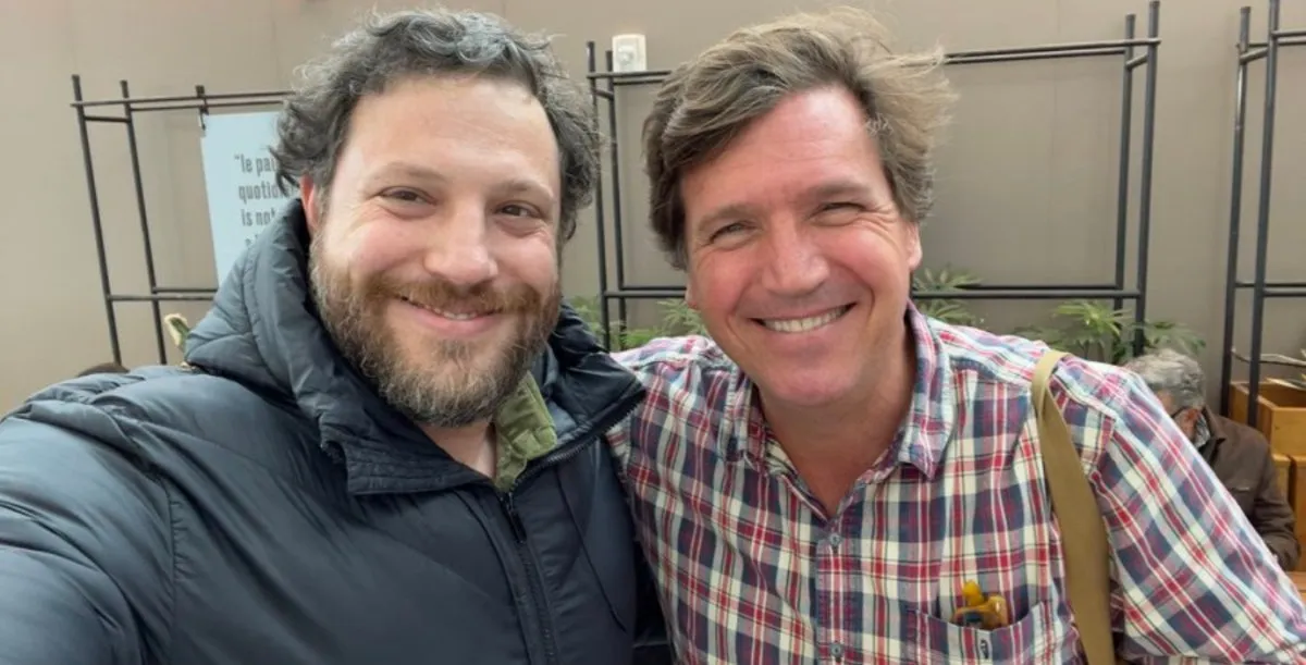 Santiago Oría, cineasta que dirigó el documental de Javier Milei, recibiendo a Tucker Carlson en Ezeiza. Santiago Oría, cineasta que dirigó el documental de Javier Milei, recibiendo a Tucker Carlson en Ezeiza.