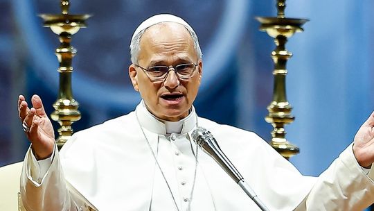 El Papa León XIV en el Vaticano, preparándose para su visita a Argentina.