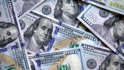 El dólar sigue firme y los sufren los bonos y las acciones