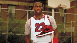 altText(40 años de Air Jordan: Las zapatillas que Nike convirtió en oro y que la NBA prohibió)}