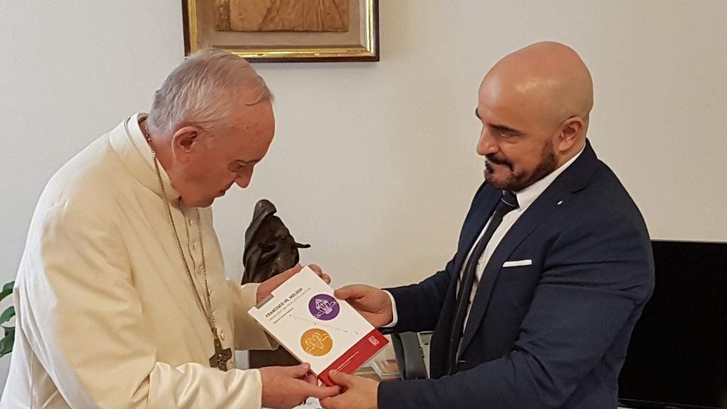 El Papa junto al Juez Roberto Andrés Gallardo.