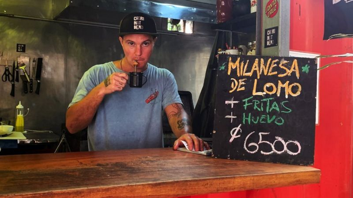 Luciano Otabiano no se olvida del mate ni cuando está al frente de su negocio de choripanes.