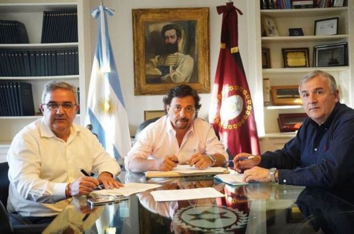 Los gobernadores integrantes de la Mesa del Litio, Gustavo Sáenz (Salta), Gerardo Morales (Jujuy) y Raúl Jalil (Catamarca) se oponen a la nacionalización del litio.