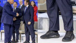 Las zapatillas de Javier Milei dan que hablar (pero el ruedo de su pantalón, más...)