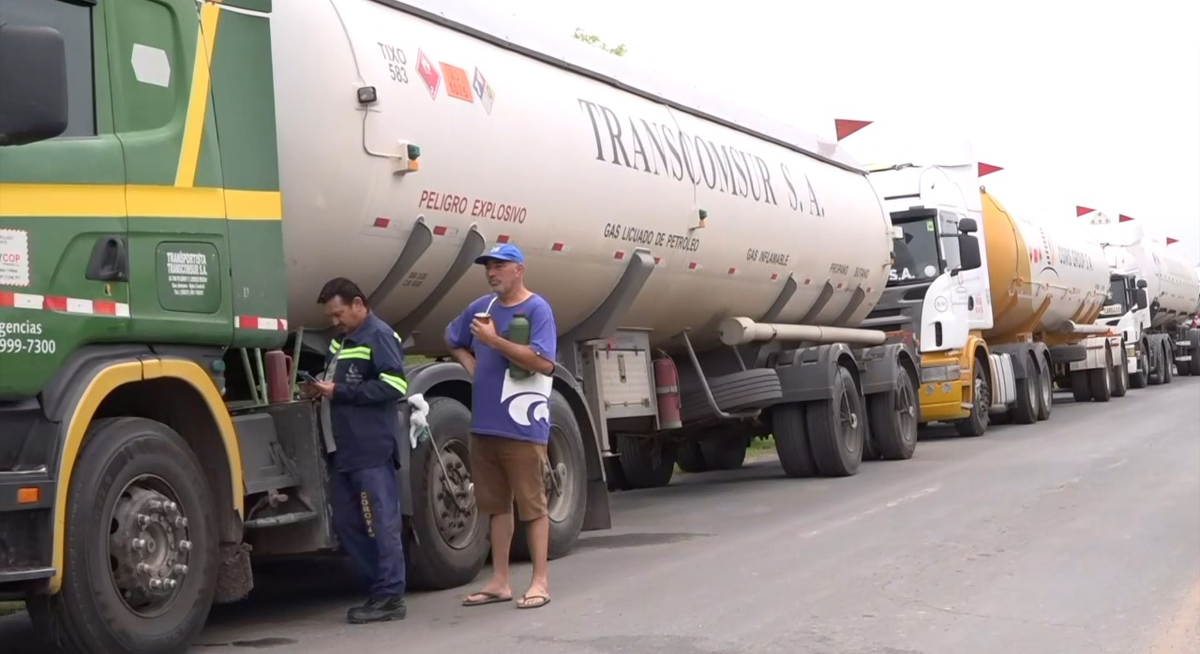 Los 22 camiones retenidos transportaban gas licuado de petróleo (GLP) y fueron retenidos en el Puerto Pilcomayo (Formosa) desde el sábado 16 de setiembre. Una situación preocupante, además porque se extiende e involucra productos inflamables y peligrosos. Los 22 camiones retenidos transportaban gas licuado de petróleo (GLP) y fueron retenidos en el Puerto Pilcomayo (Formosa) desde el sábado 16 de setiembre. Una situación preocupante, además porque se extiende e involucra productos inflamables y peligrosos.