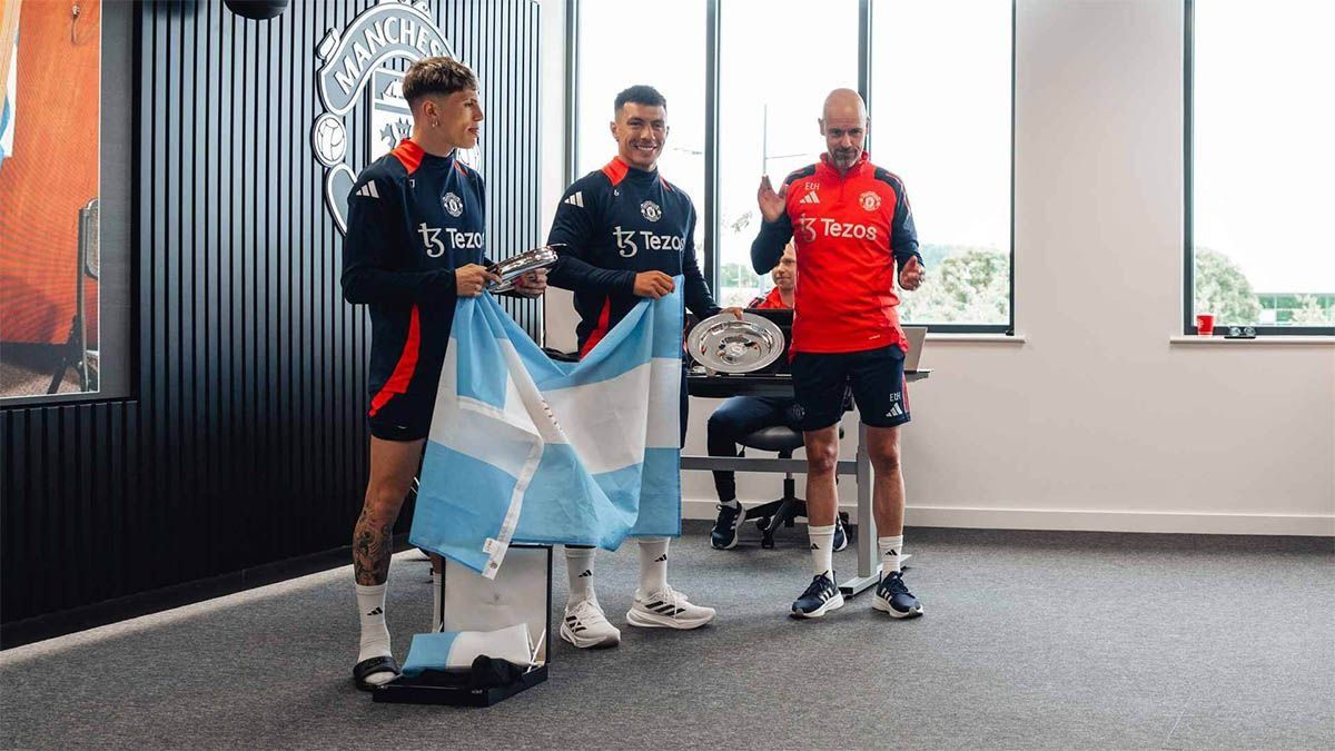 ElDT del Manchester United, Erik Ten Hag, realizó un curioso homenaje a LisandroMartínez y a Alejandro Garnacho tras ganar la Copa América ante el plantel.