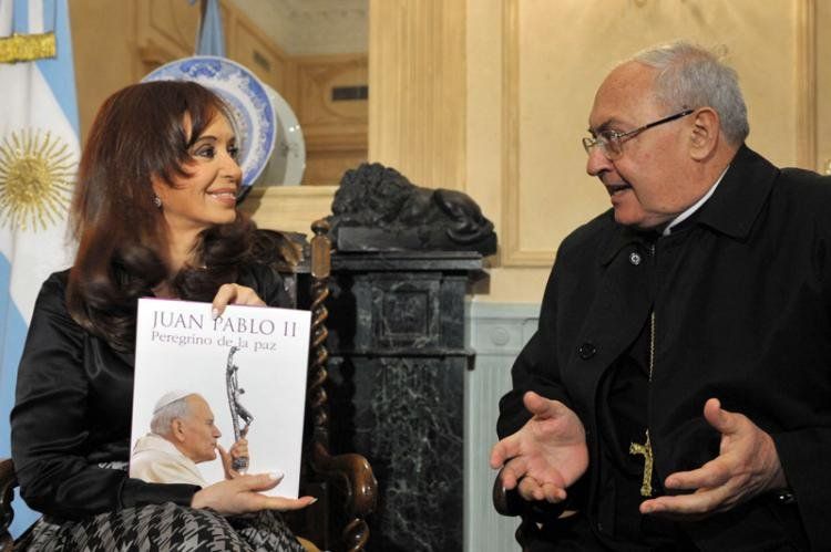 Cristina y Sandri en 2009. Se dijo que de preferir a un papa argentino, el Gobierno optaba por el enemigo de Francisco. Foto: NA.