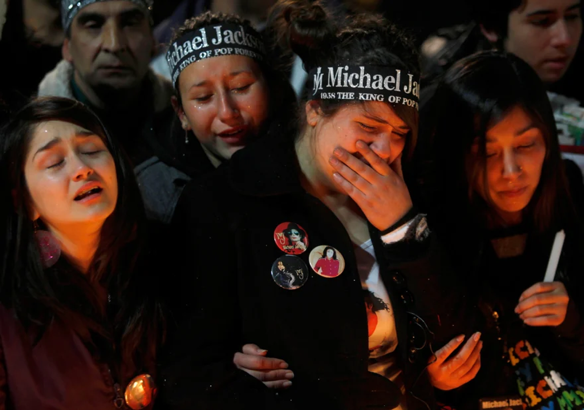 El mundo entero lloró cuando se supo que Michael Jackson había partido aquel fatídico día de 2009. Fanáticos alrededor de todo el planeta cantaron sus canciones y bailaron sus coreografías para homenajearlo. El mundo entero lloró cuando se supo que Michael Jackson había partido aquel fatídico día de 2009. Fanáticos alrededor de todo el planeta cantaron sus canciones y bailaron sus coreografías para homenajearlo.