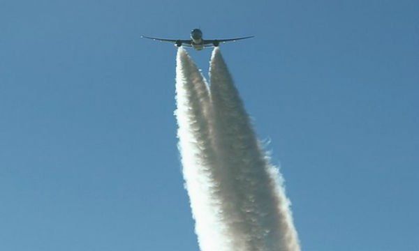 Avión dejando una estela a su paso