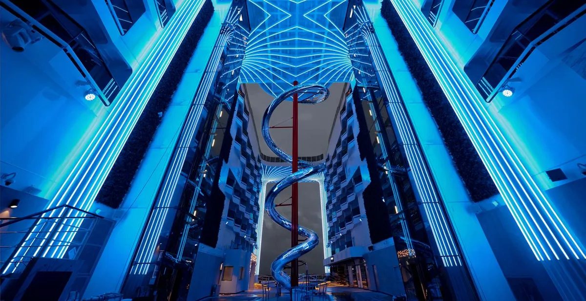 El impactante tobogán al interior de la galería futurista.