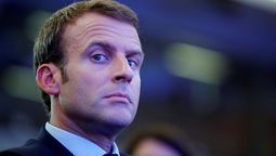 altText(Video: Huevazo en el cuello para Emmanuel Macron)}
