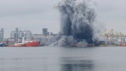 Una columna de humo saliendo del puerto rumano de Costanza, en plena hostilidad entre Rusia y Ucrania.
