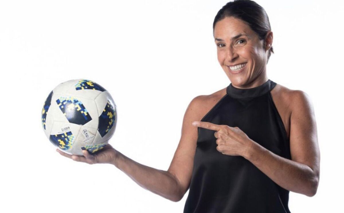 A muchos hombres les molestará esta imagen por el simple hecho de que una mujer sostenga una pelota de fútbol. Sin embargo, las críticas a Mechi Margalot están sujetas a su labor con el micrófono en la mano y no por ser mujer. A muchos hombres les molestará esta imagen por el simple hecho de que una mujer sostenga una pelota de fútbol. Sin embargo, las críticas a Mechi Margalot están sujetas a su labor con el micrófono en la mano y no por ser mujer.