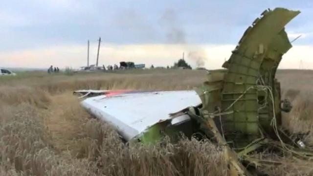 Restos del avión derribado