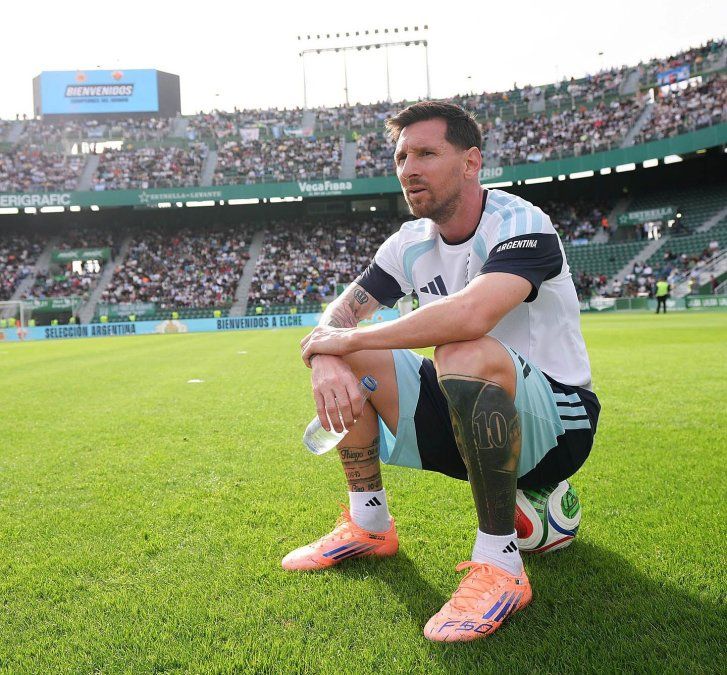 Lo de Lionel Messi es todo un misterio, no se sabe como llegará y si estará en el debut de Argentina. Lo de Lionel Messi es todo un misterio, no se sabe como llegará y si estará en el debut de Argentina.