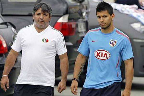 El papá del Kun salió en defensa de su hijo.