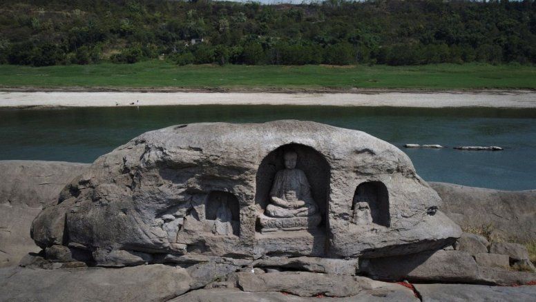 China: Estatuas budistas de 600 años reveladas en río seco