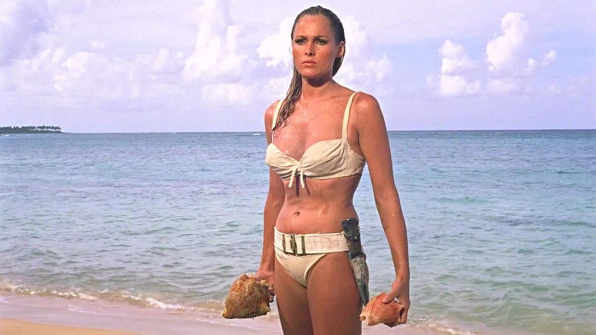 Para los años 60, el bikini gozó de más aceptación gracias a la cultura popular, como la icónica escena de Ursula Andress en la playa en Para los años 60, el bikini gozó de más aceptación gracias a la cultura popular, como la icónica escena de Ursula Andress en la playa en
