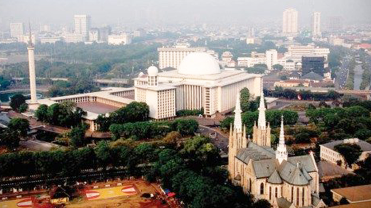 Vista aérea de la Mezquita de Istiqlal y la Catedral de Nuestra Señora de la Asunción unidas por el subterráneo "Túnel de la amistad" Vista aérea de la Mezquita de Istiqlal y la Catedral de Nuestra Señora de la Asunción unidas por el subterráneo "Túnel de la amistad"